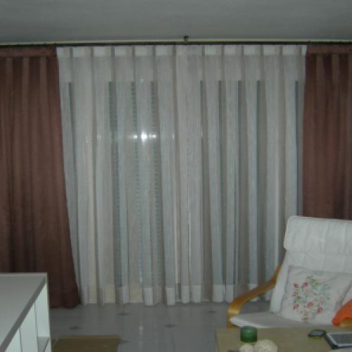 Composición de visillos con cortinas